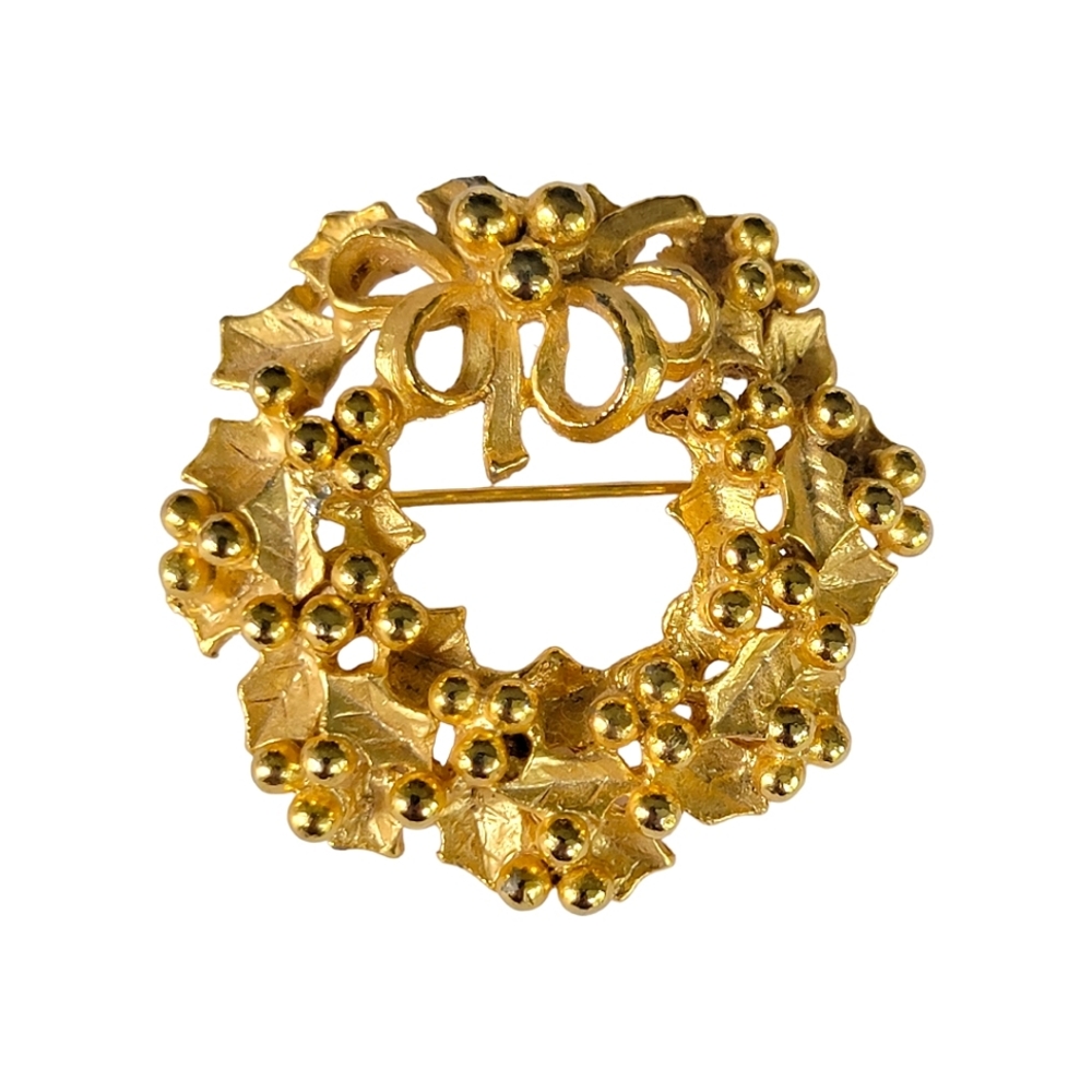 CHRISTMAS Heavy Gold Tone Detailed Metal Holly Berry Wreath Pin Brooch unmarked